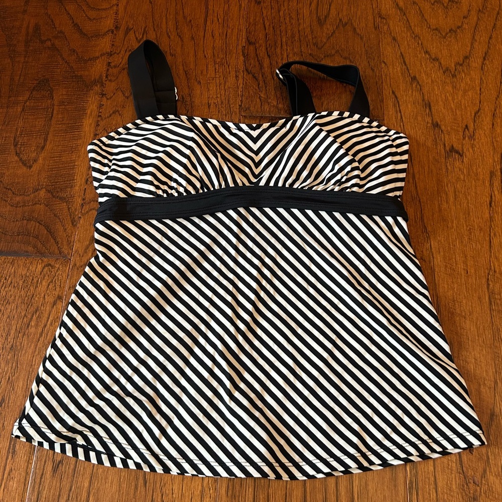 EUC Athleta Stripped Black and White Tankini Size 34 D/DD